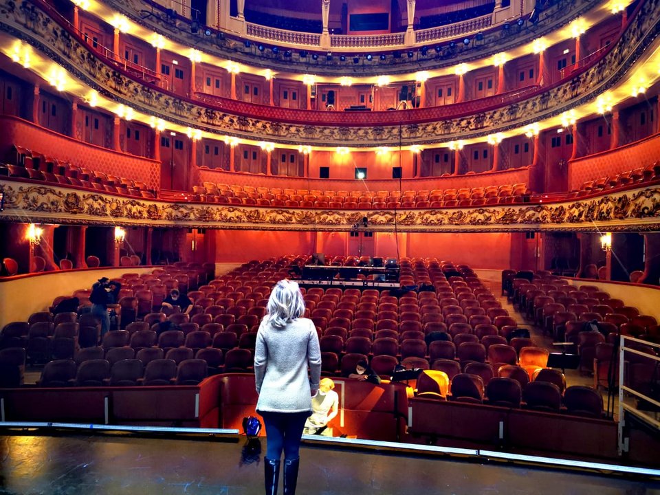 Η Χριστίνα Πουλίτση πάνω στη σκηνή του εντυπωσιακού θεάτρου, κατά τη διάρκεια της πρόβας.