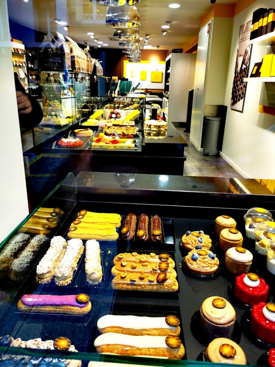 Υπέροχα εκλέρ στην πατισερί Cadici.