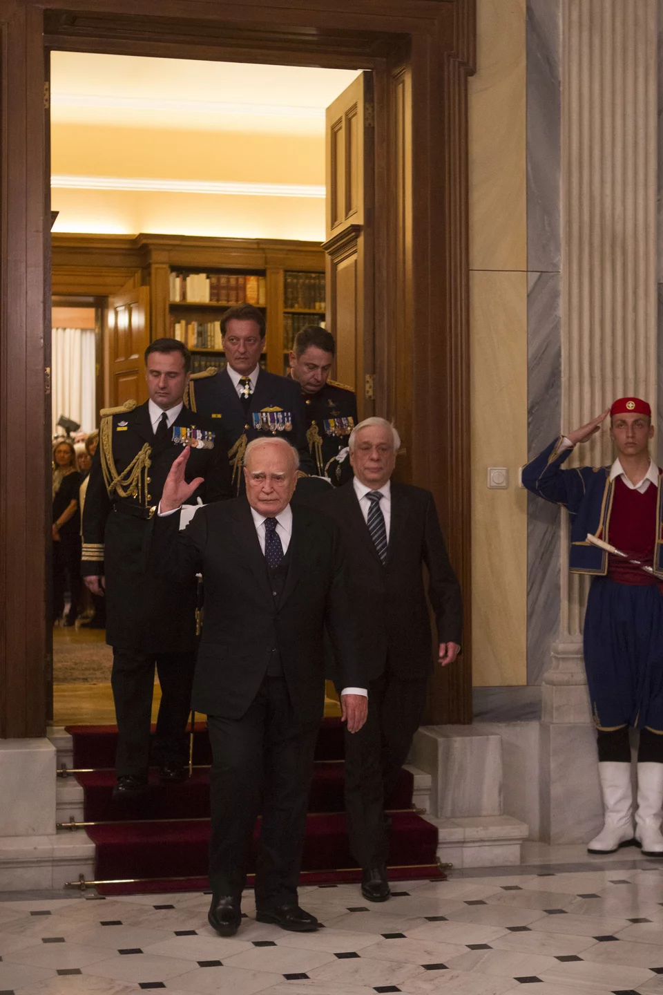 Το αντίο του Κάρολου Παπούλια στο προεδρικό μέγαρο, κατά την ανάληψη καθηκόντων από τον Προκόπη Παυλόπουλο, στις 14 Μαρτίου του 2015 / Φωτογραφία: EUROKINISSI