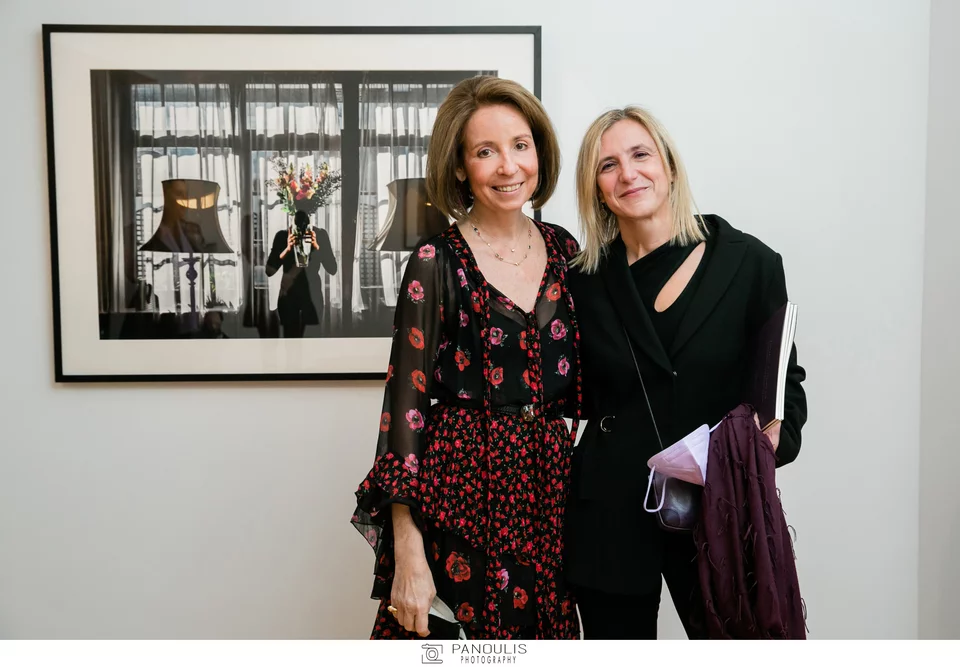 Η φωτογράφος Μαργαρίτα Μαυρομιχάλη & η επιμελήτρια της έκθεσης Ελισάβετ Πλέσσα