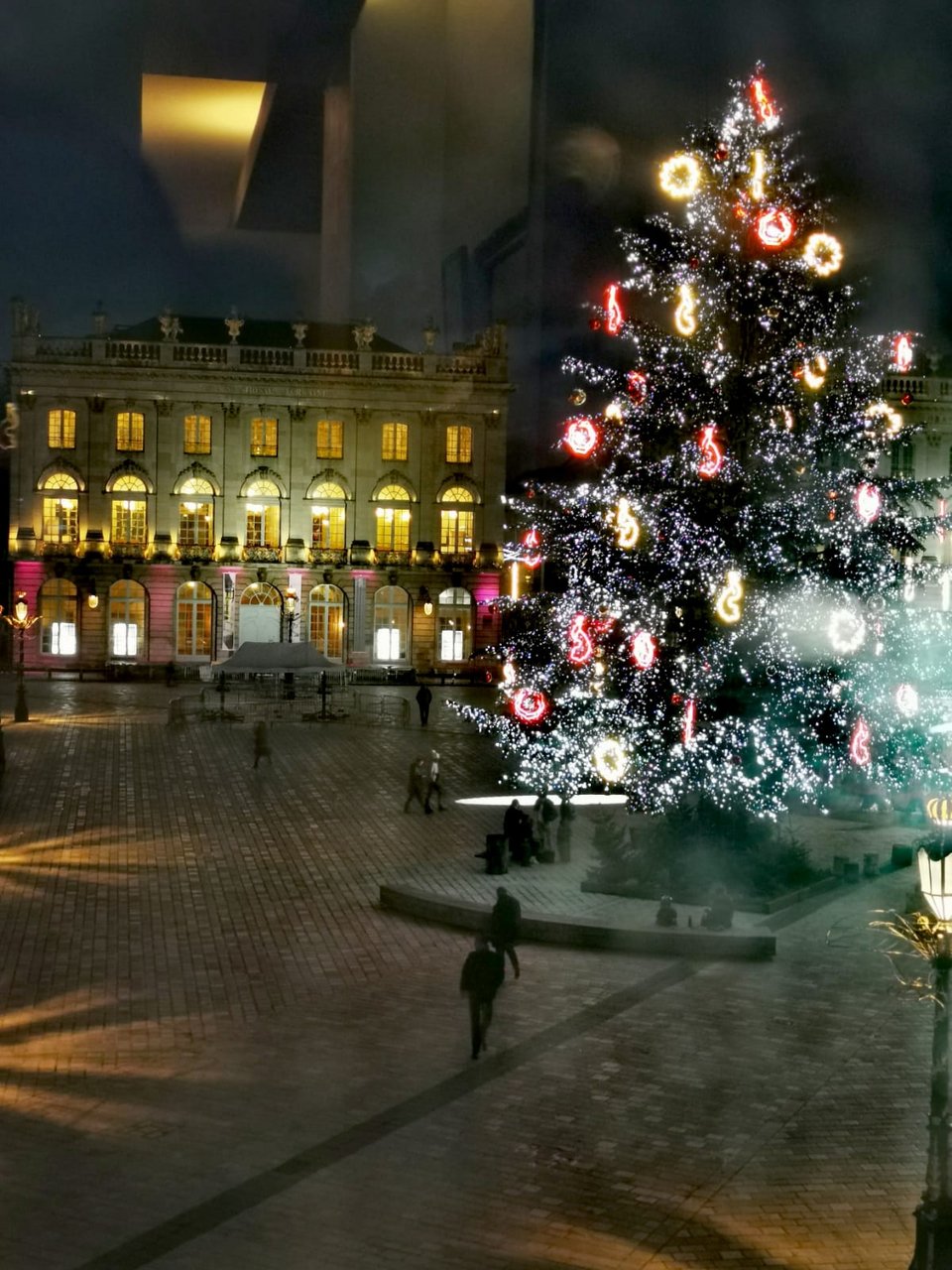 Η θέα από το παράθυρο στην στολισμένη πλατεία Στανισλάς. 