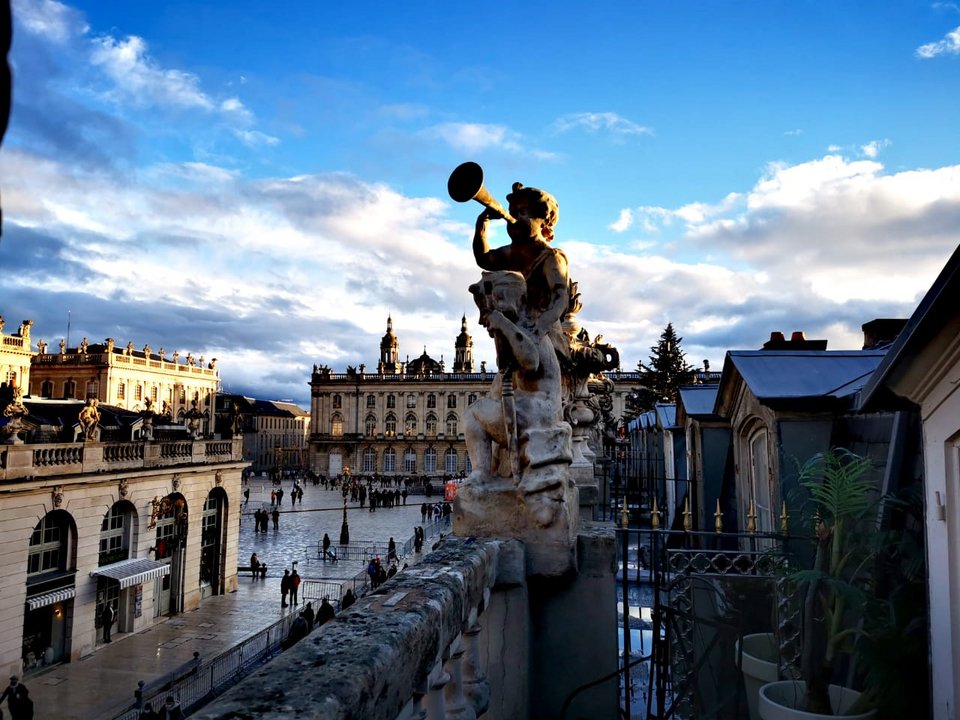 Η θέα από το σπίτι όπου μένει η σοπράνο Χριστίνα Πουλίτση στην πλατεία Στανισλάς.