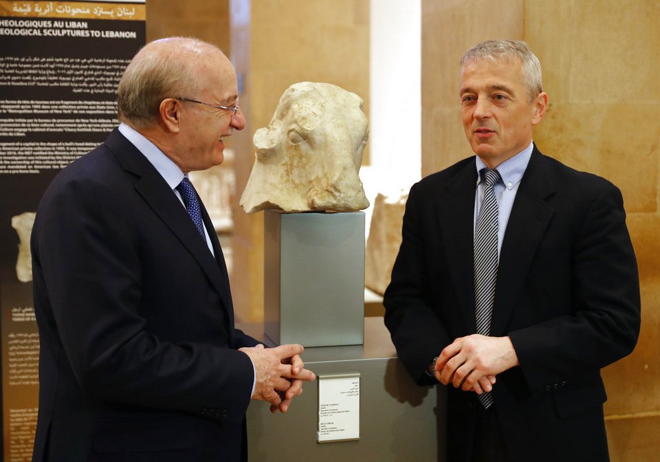 Δεξιά ο Μάθιου Μπόγδανος με τον υπουργό Πολιτισμού του Λιβάνου που του παρέδωσε μια αρχαία κεφαλή ταύρου, επίσης από την συλλογή του Στάινχαρντ. / (AP Photo/Hussein Malla)