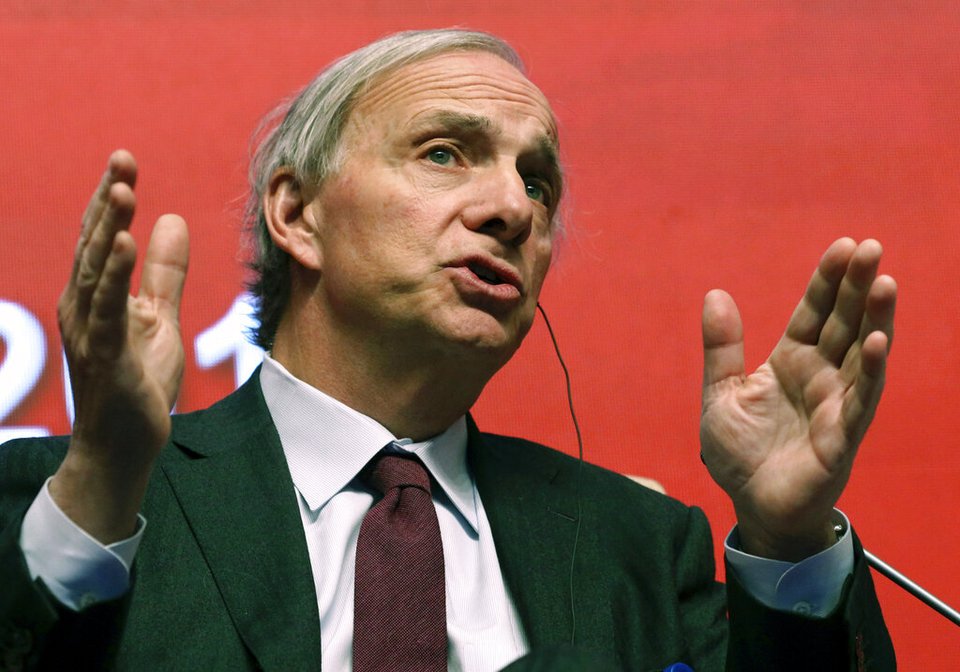 Στην πορεία ο Dalio ανακάλυψε ένα σύνολο μοναδικών αρχών στις οποίες πιστεύει ότι οφείλει την επιτυχία του και τις οποίες μοιράζεται μαζί μας τώρα σε αυτό το βιβλίο