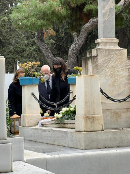Η υπουργός Παιδείας Νίκη Κεραμέως αποχαιρετά τον πατέρα της