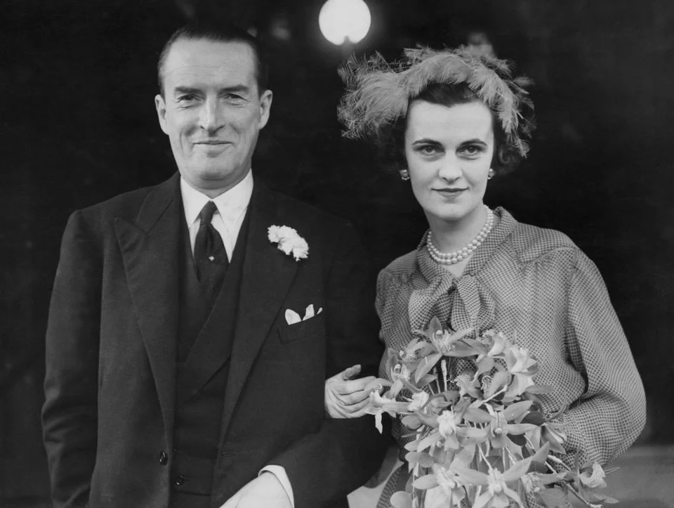 Η Μάργκαρετ Κάμπελ και ο Ίαν Ντάγκλας Κάμπελ, 11ος δούκας του Άργκιλ μετά τον γάμο τους στο Caxton Hall στο Λονδίνο, στις 23 Μαρτίου 1951 
