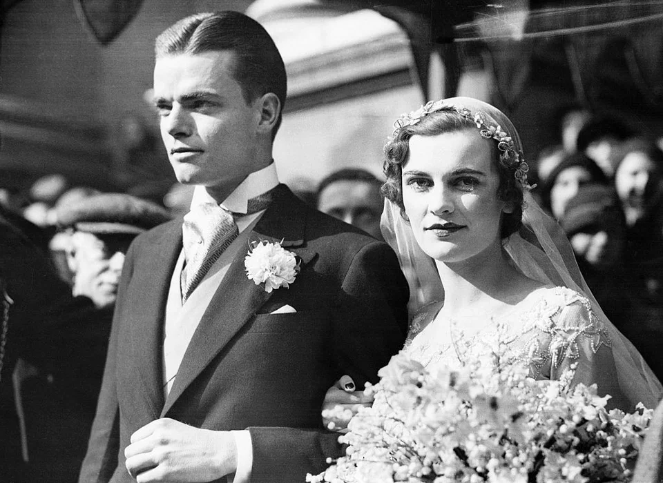 Η Μάργκαρετ Γουίγκαμ, η Δούκισσα του Αργκάιλ, με τον σύζυγό της Τσαρλς Σουίνι μετά τον γάμο τους το 1933