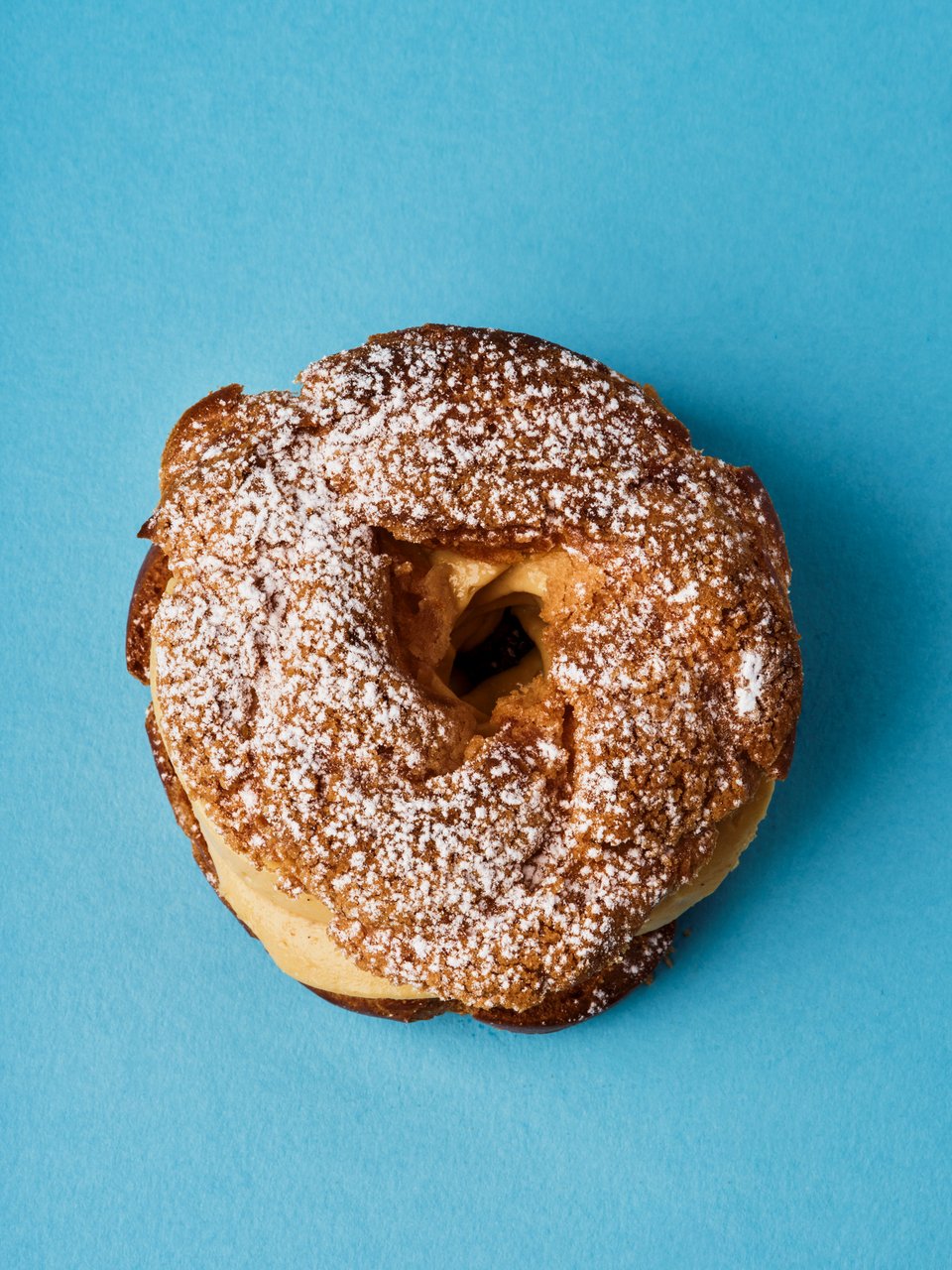 Paris-Brest: Τραγανό chou ζαχαροπλαστικής και θρυμματισμένα φουντούκια -συγκρούονται με την κρεμώδη υφή της ανάλαφρης κρέμας πραλίνας φουντουκιού.