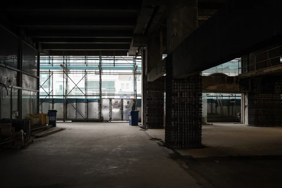 Μέσα στο ισόγειο όπου γίνεται η ενίσχυση με χάλυβα και εκτοξευόμενο σκυρόδεμα - Φωτογραφία: Νίκος Παλαιολόγος/Sooc για iefimerida.gr