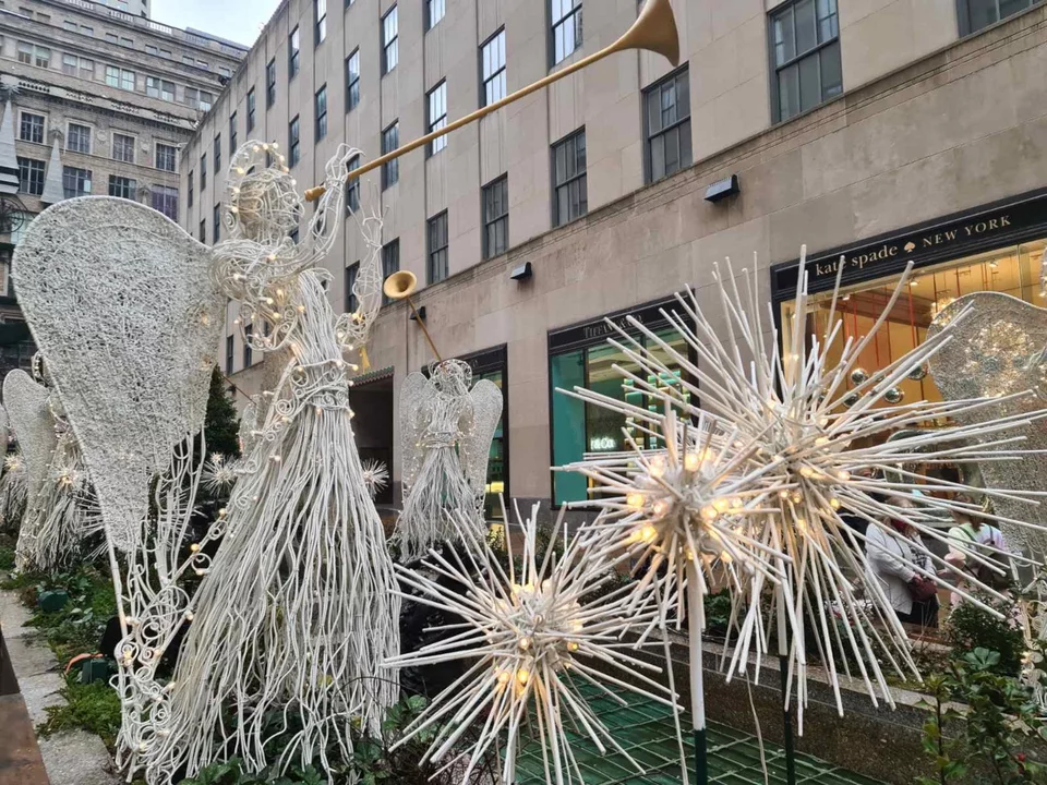 άγγελοι και άλλα διακοσμητικά σε δρόμο της Νέας Υόρκης