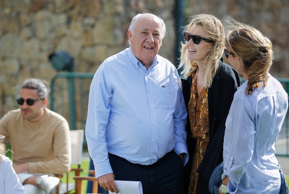 Ο Αμάνθιο Ορτέγα με την κόρη του Μάρτα