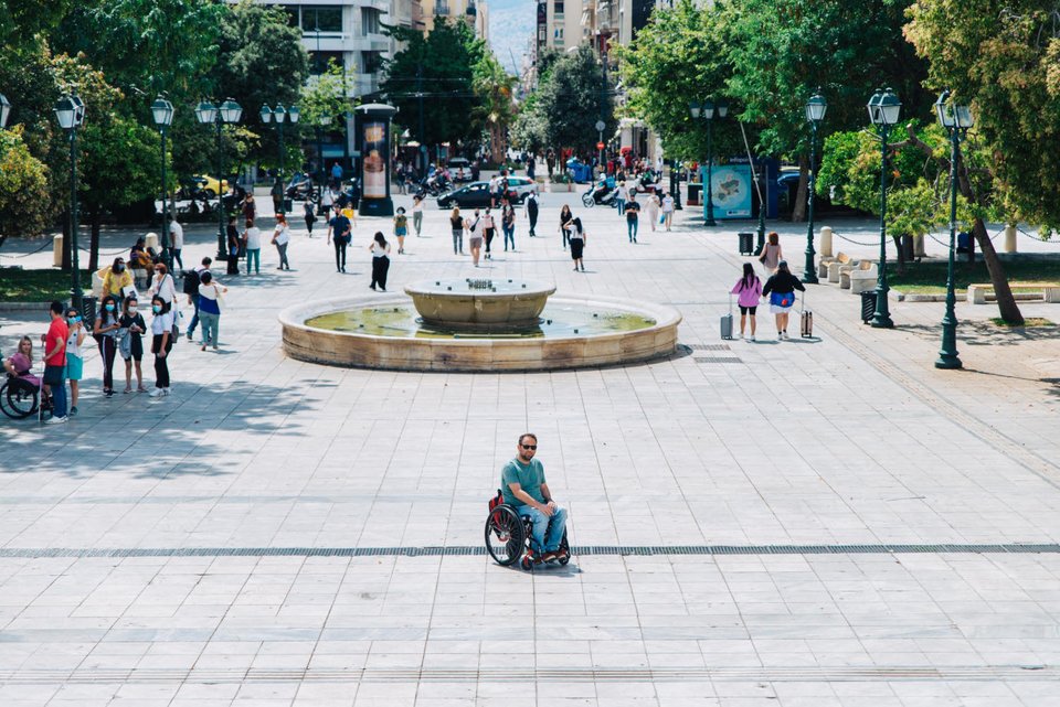 άνδρας με αναπηρικό αμαξίδιο στην πλατεία Συντάγματος