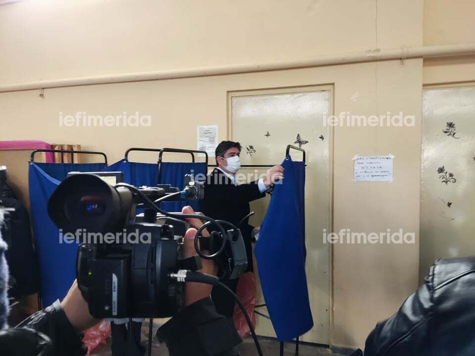 Ψηφίζει ο Ανδρέας Τσούνης/ Φωτογραφία: iefimerida.gr