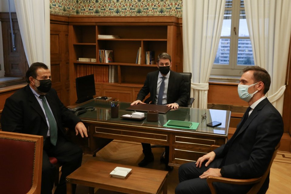 Ο Νίκος Ανδρουλάκης στο γραφείο του, αριστερά ο Β. Κεγκέρογλου και δεξιά ο Δ. Μάντζος διευθυντής ΚΟ επί Γεννηματά - Φωτογραφία: ΧΡΗΣΤΟΣ ΜΠΟΝΗΣ/EUROKINISSI