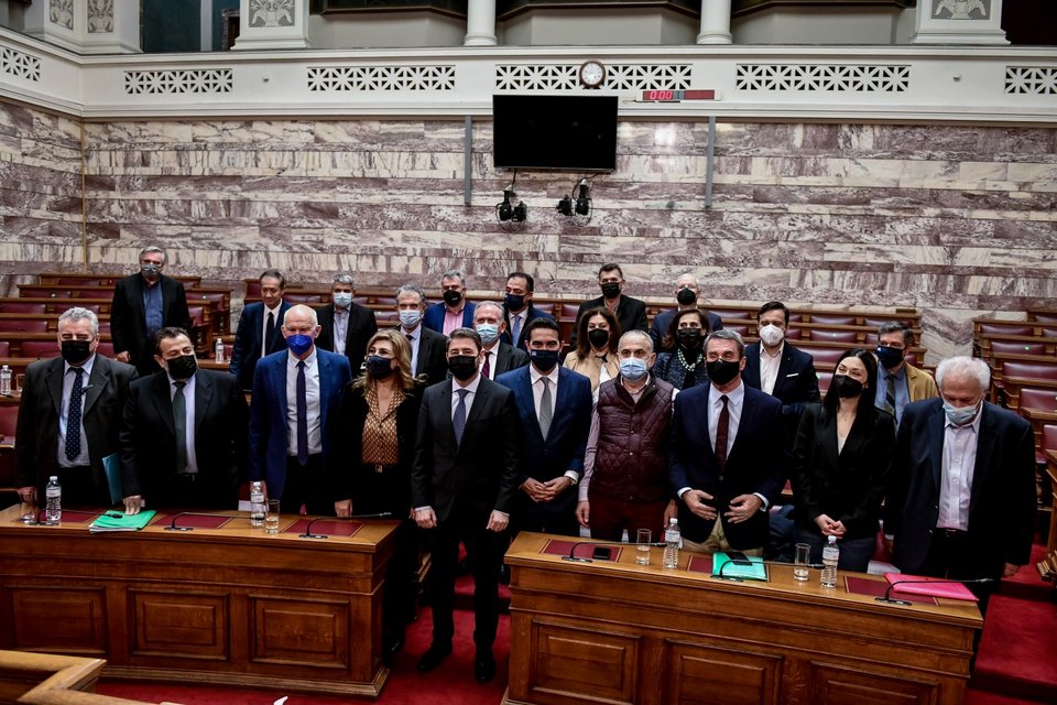 Ο Νίκος Ανδρουλάκης με σύσσωμη την ΚΟ του ΚΙΝΑΛ -Φωτογραφία: Eurokinissi/ΤΑΤΙΑΝΑ ΜΠΟΛΑΡΗ