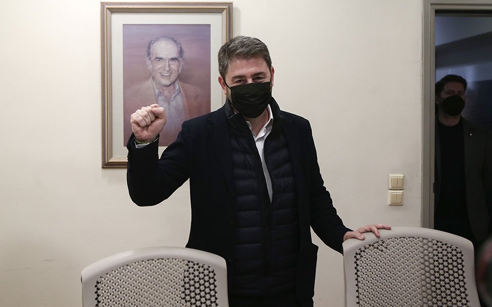 Mε τη γροθιά της νίκης υψωμένη, στα γραφεία του προέδρου του ΚΙΝΑΛ ο νέος πρόεδρος Νίκος Ανδρουλάκης