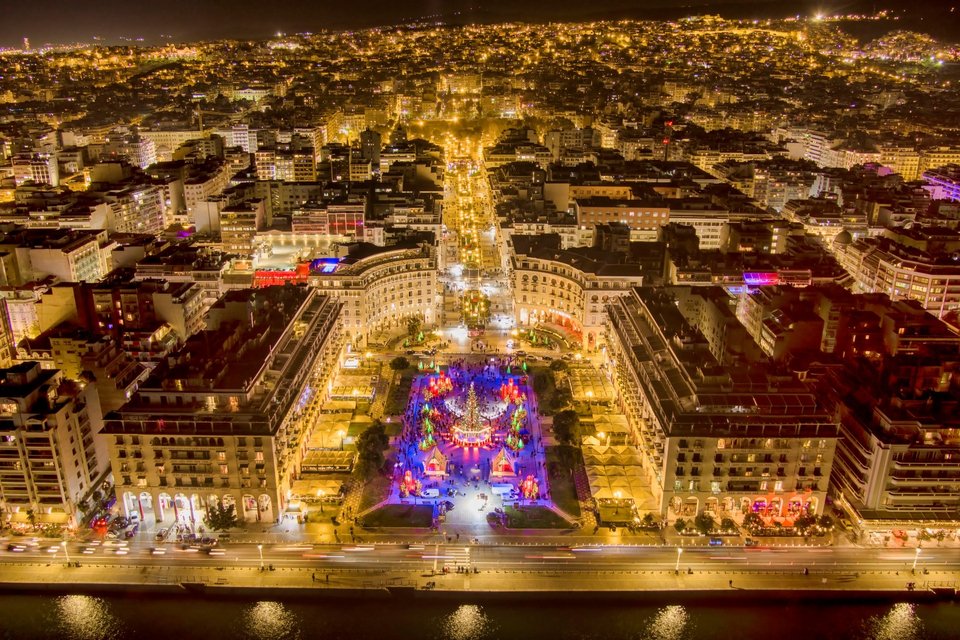 Η πλατεία Αριστοτέλους στη Θεσσαλονίκη στολίστηκε για τα Χριστούγεννα -Φωτογραφία: ΜΟΤΙΟΝΤΕΑΜ/ ΒΕΡΒΕΡΙΔΗΣ ΒΑΣΙΛΗΣ