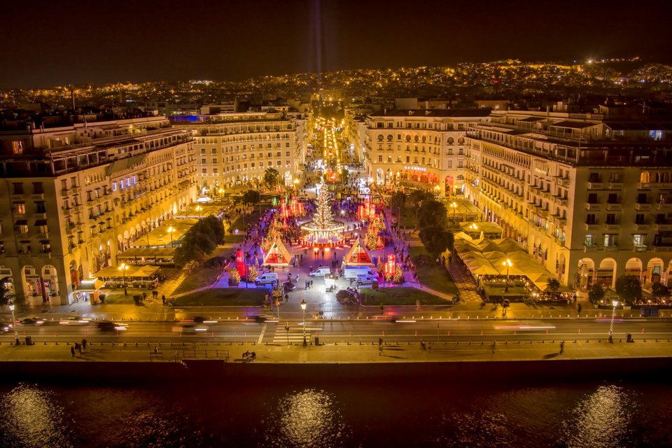 Η πλατεία Αριστοτέλους στη Θεσσαλονίκη στολίστηκε για τα Χριστούγεννα -Φωτογραφία: ΜΟΤΙΟΝΤΕΑΜ/ ΒΕΡΒΕΡΙΔΗΣ ΒΑΣΙΛΗΣ