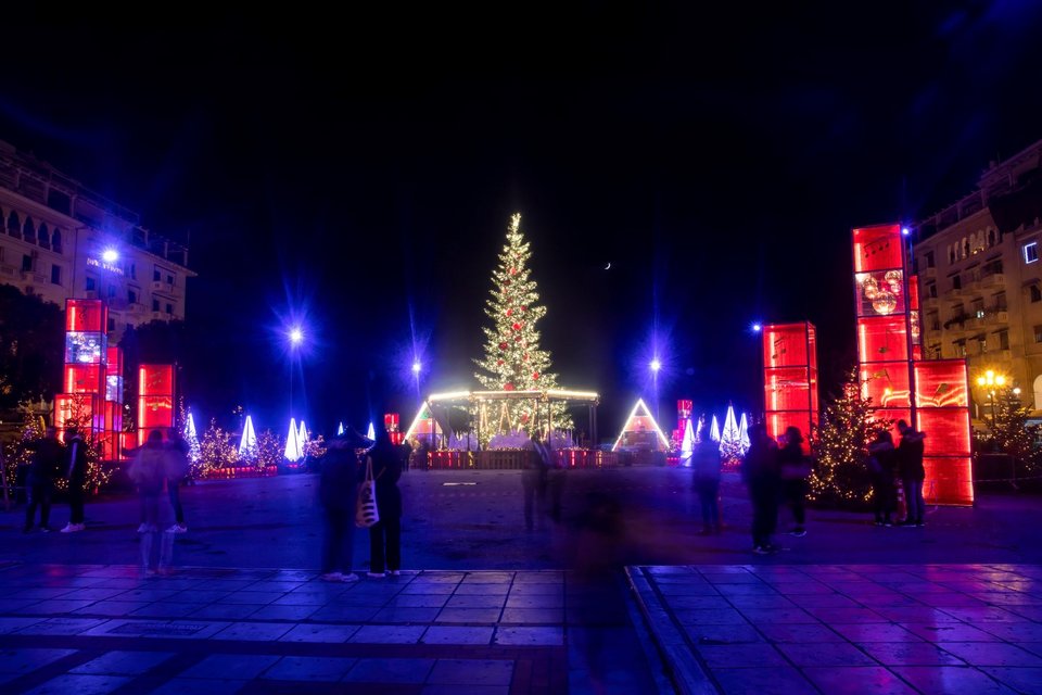 Η πλατεία Αριστοτέλους στη Θεσσαλονίκη στολίστηκε για τα Χριστούγεννα -Φωτογραφία: ΜΟΤΙΟΝΤΕΑΜ/ ΒΕΡΒΕΡΙΔΗΣ ΒΑΣΙΛΗΣ