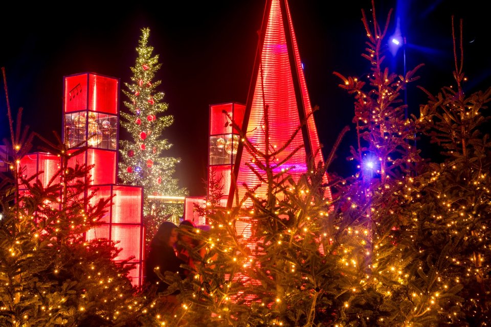 Η πλατεία Αριστοτέλους στη Θεσσαλονίκη στολίστηκε για τα Χριστούγεννα -Φωτογραφία: ΜΟΤΙΟΝΤΕΑΜ/ ΒΕΡΒΕΡΙΔΗΣ ΒΑΣΙΛΗΣ