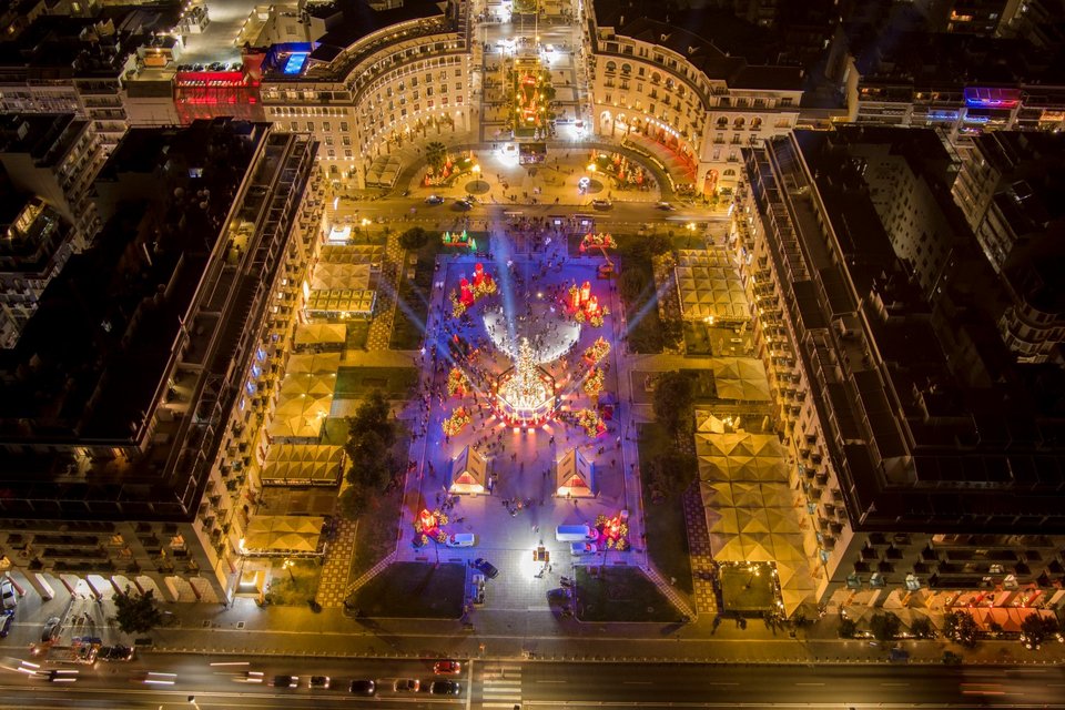 Η πλατεία Αριστοτέλους στη Θεσσαλονίκη στολίστηκε για τα Χριστούγεννα -Φωτογραφία: ΜΟΤΙΟΝΤΕΑΜ/ ΒΕΡΒΕΡΙΔΗΣ ΒΑΣΙΛΗΣ