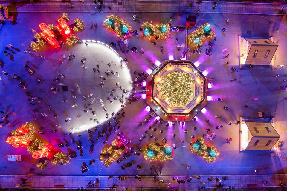 Η πλατεία Αριστοτέλους στη Θεσσαλονίκη στολίστηκε για τα Χριστούγεννα -Φωτογραφία: ΜΟΤΙΟΝΤΕΑΜ/ ΒΕΡΒΕΡΙΔΗΣ ΒΑΣΙΛΗΣ