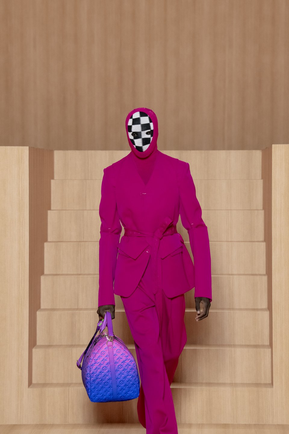 Ο αείμνηστος Virgil Abloh έντυσε μοντέλα σε στυλ balaclava κατά τη διάρκεια της επίδειξης ανδρικών ενδυμάτων Louis Vuitton κατά τη διάρκεια της Εβδομάδας Μόδας στο Παρίσι τον Ιούνιο