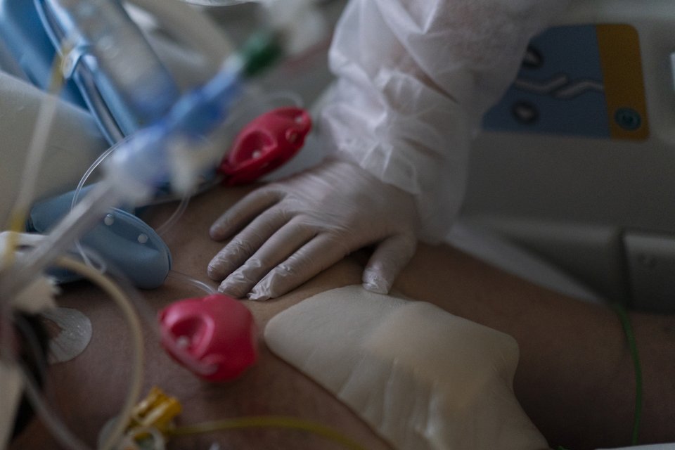 Η Κέιτι Ζαλινιάν βάζει το χέρι της επάνω στο πόδι του ξαδέρφου της που νοσηλεύεται στη ΜΕΘ