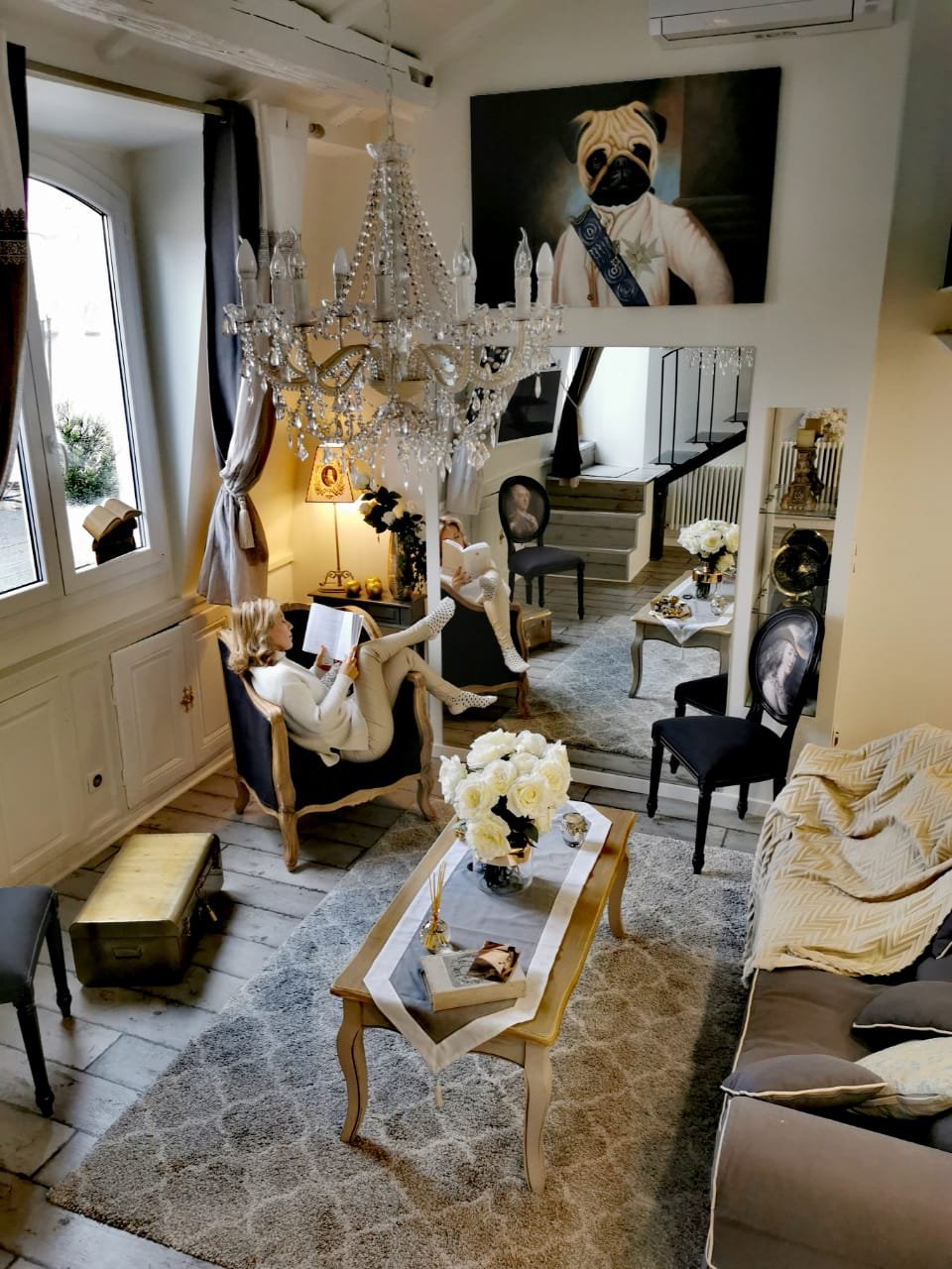 Η Χριστίνα Πουλίτση διαβάζει στο σαλόνι του σπιτιού που της έχει παραχωρήσει η όπερα στην πλατεία Στανισλάς.