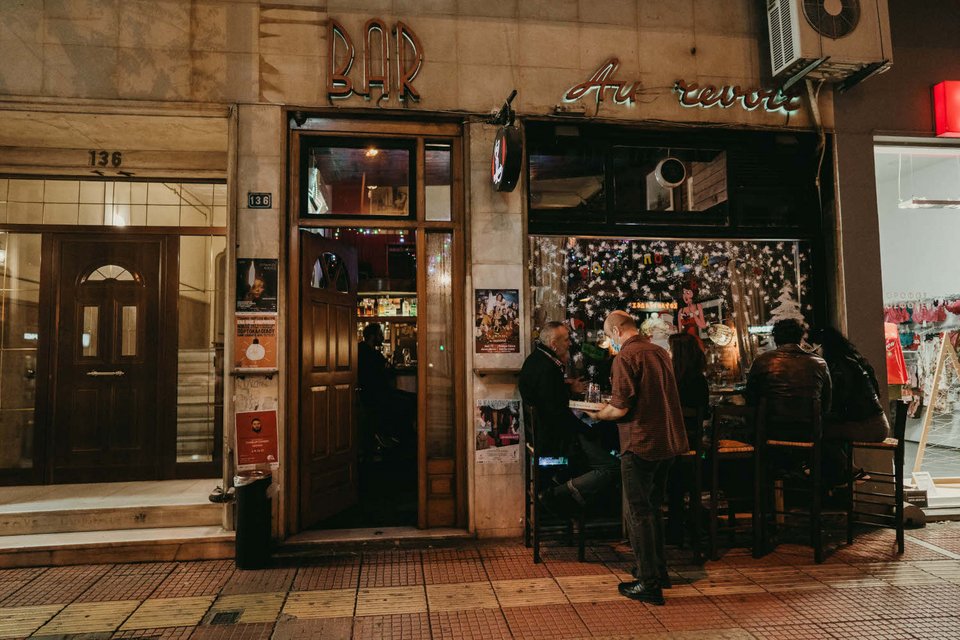 κόσμος έξω από το μπαρ Au Revoir στην Πατησίων