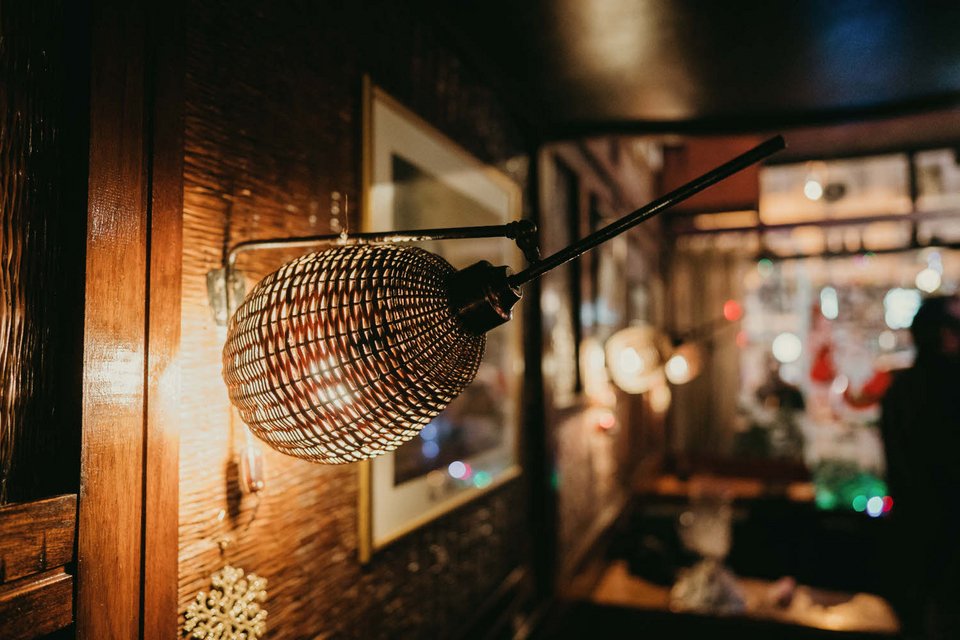 τα ψάθινα φωτιστικά στους τοίχους