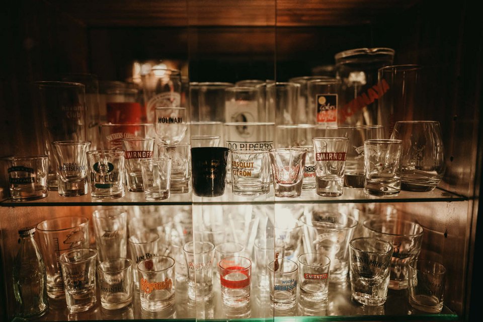 ποτήρια σε βιτρίνα του μπαρ