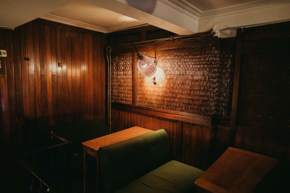 πράσινοι καναπέδες του μπαρ