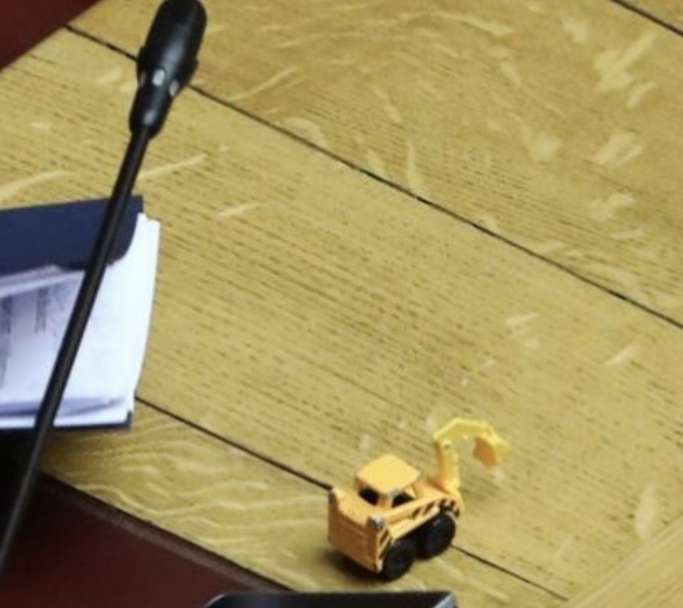 H πλαστική μπουλντόζα που άφησε ο Παύλος Πολάκης στο έδρανο του κ. Παπαθανάση στη βουλή