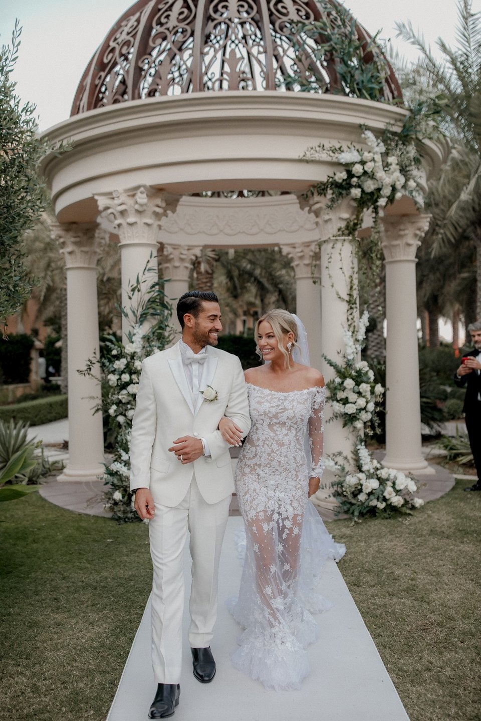 Caroline Stanbury νυφικό δαντέλα Σήλια Κριθαριώτη