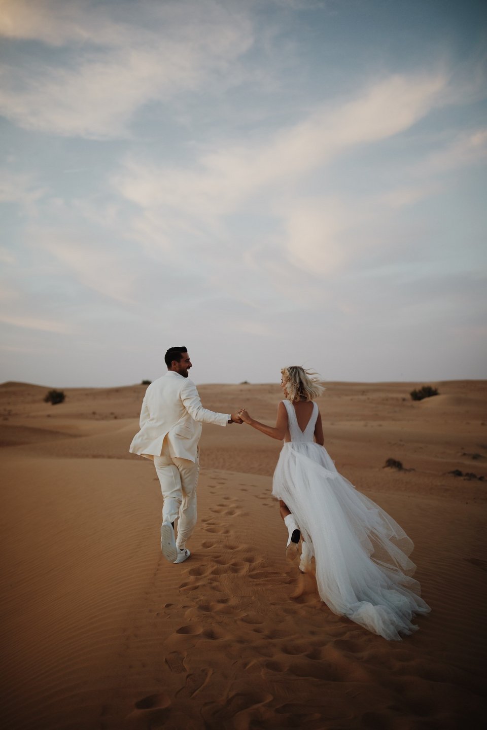 Caroline Stanbury μίνι νυφικό Σήλια Κριθαριώτη στην έρημο