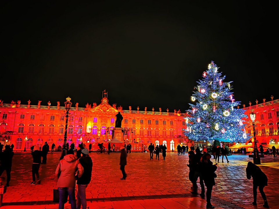 Η πλατεία Στανισλάς φωτισμένη. 
