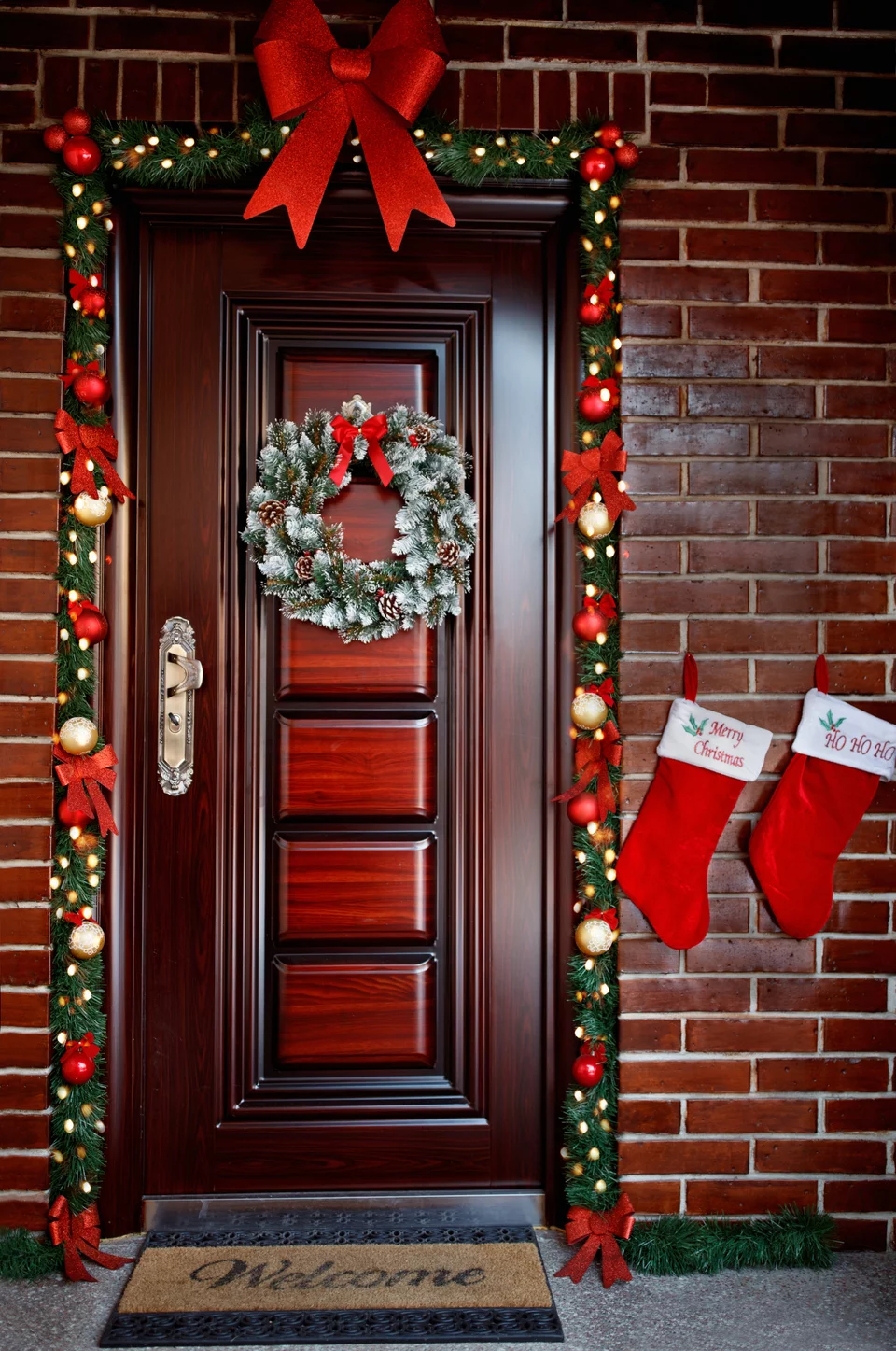 Χριστουγεννιάτικη πόρτα με γιρλάντα και στεφάνι