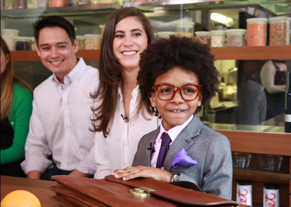 Ο μικρός Κόρι με κοστούμι