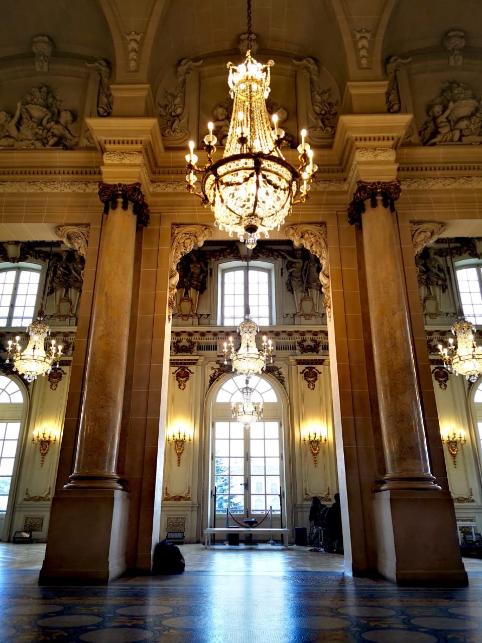 Το φουαγιέ του θεάτρου.