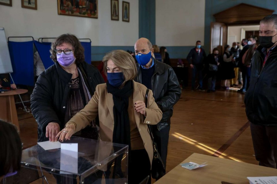 Η Δάφνη Σημίτη ψηφίζει στο β' γύρο των εκλογών του ΚΙΝΑΛ -Φωτογραφία: Eurokinissi