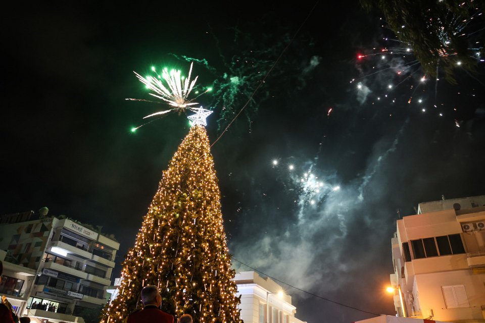 Φωταγωγήθηκε το xριστουγεννιάτικο δέντρο στο Ηράκλειο Κρήτης