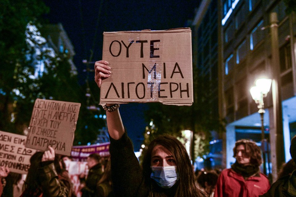 Συγκέντρωση στην πλατεία Κλαυθμώνος και πορεία στο πλαίσιο της Παγκόσμιας Ημέρας Εξάλειψης της βίας κατά των Γυναικών, Πέμπτη 25 Νοεμβρίου 2021. ( EUROKINISSI/ ΤΑΤΙΑΝΑ ΜΠΟΛΑΡΗ)