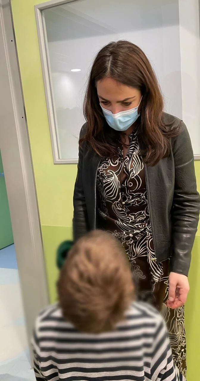 Η Δόμνα Μιχαηλίδου κατά την επίσκεψή της στο νοσοκομείο Παίδων. 