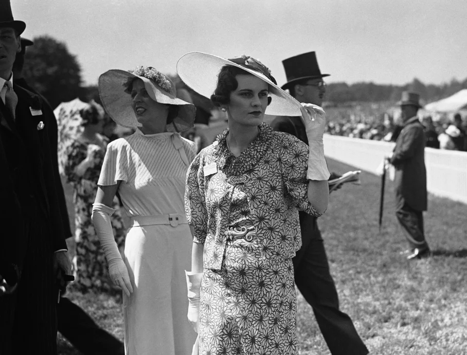 Μάργκαρετ Κάμπελ η δούκισσα του Αργκάιλ το 1936 κρατά το καπέλο που φορά