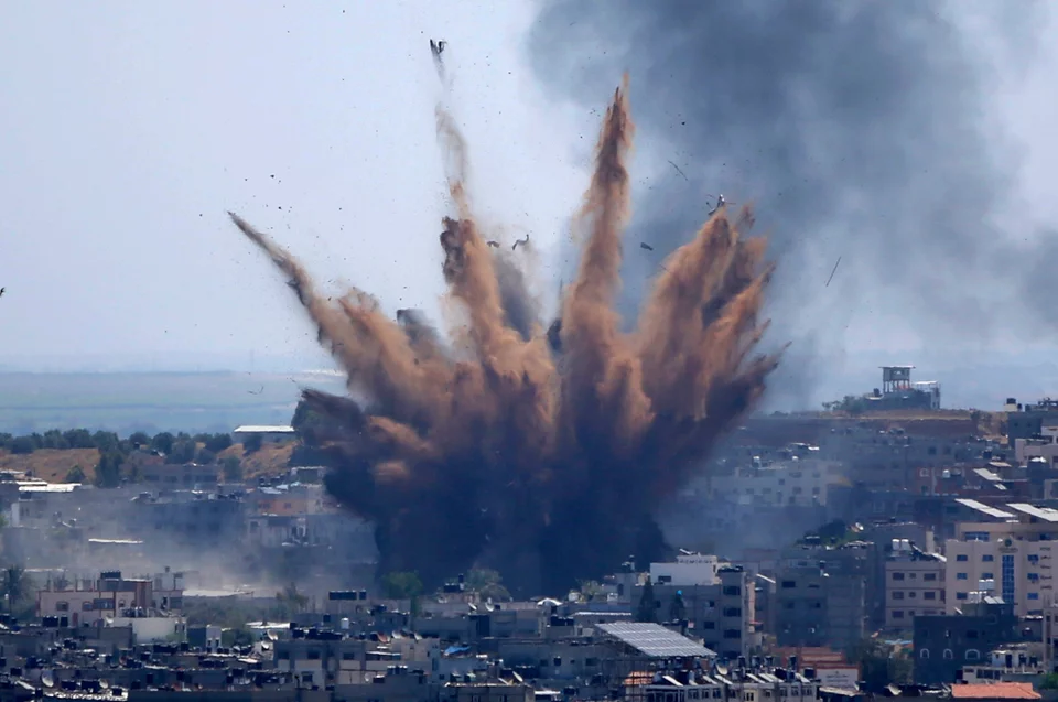 Μια έκρηξη από ισραηλινή αεροπορική επιδρομή σε κτίριο στην πόλη της Γάζας, ρίχνει σκόνη και συντρίμμια στις 13 Μαΐου 2021, καθώς η Χαμάς και το Ισραήλ αντάλλαξαν ρουκέτες και αεροπορικές επιδρομές. Φωτογραφία: AP Photo/Hatem Moussa