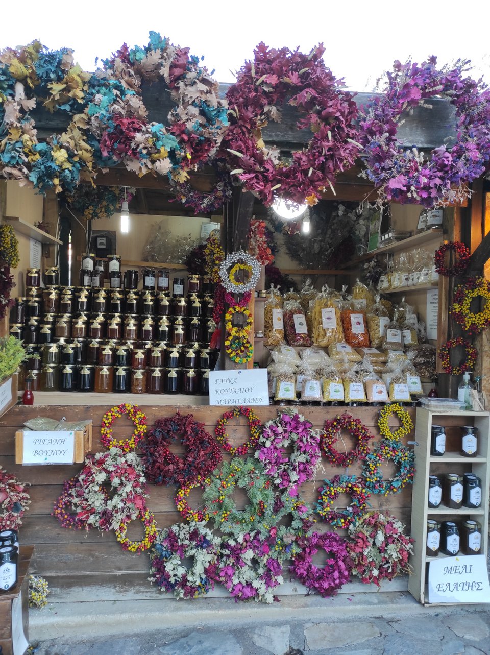 Οι τιμές στα στεφάνια κυμαίνονται από 3-15 ευρώ. Ένα χαρακτηριστικό υπαίθριο μαγαζάκι μπαίνοντας στην Ελάτη.