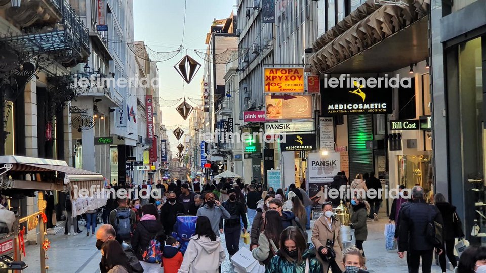 κόσμος στην Ερμού στα καταστήματα