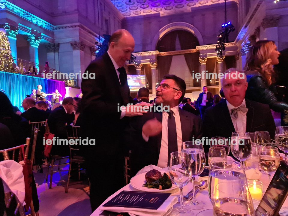 Ο Πήτερ Βλήτας της Internova με τον CEO του Alexandrion grοup Στελιο Σάββα και τον επιχειρηματία Γιάννη Σταυρόπουλο στο γακαλά των ελληνοαμερικανών