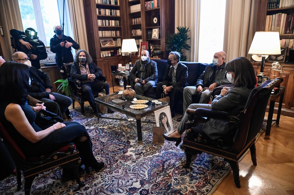 Κατερινα Σακελλαροπούλου με γελοιογράφους